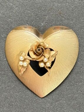 VINTAGE GIOVANNI Puffy Heart & Rose Brooch Pearl Accents Gold